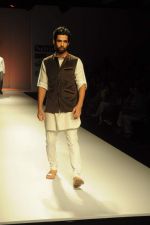Model walk the ramp for Rajvi Mohan at Van Heusen India Mens Week Day 2 on 3rd Sept 2011 (4).JPG